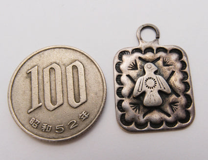 ビンテージのフレッド・ハーベイ鳥チャームペンダント